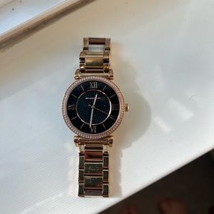 Model:MK3356
Case Diameter:38mm
Case Colour:Rose Gold
Strap: Rose Gold
No batt.